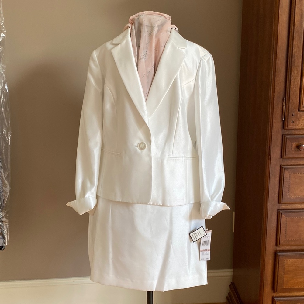 Skirt and jacket by Le Suit size 10.  Dressy event, wedding , social. NWT.